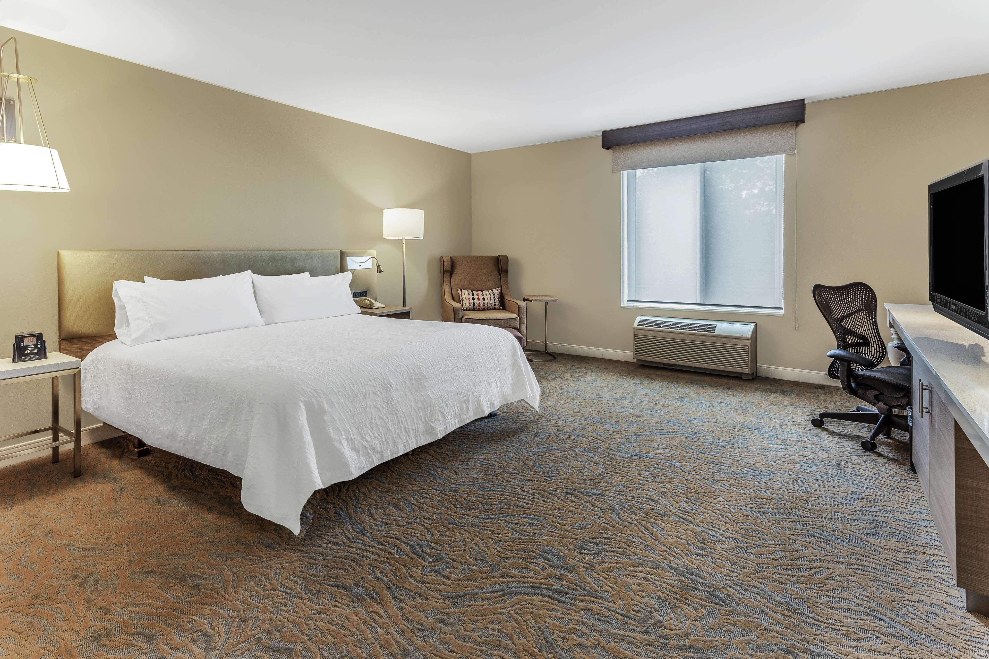 Hilton Garden Inn Saint Charles Exteriör bild