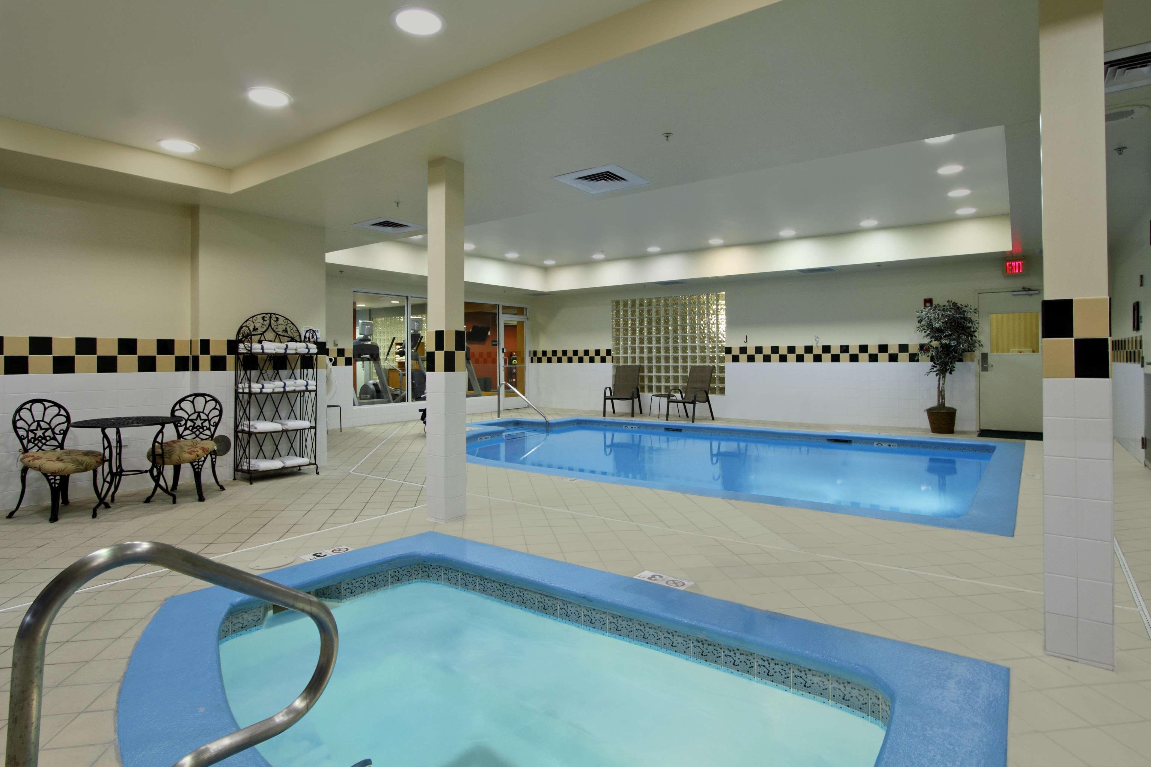 Hilton Garden Inn Saint Charles Exteriör bild