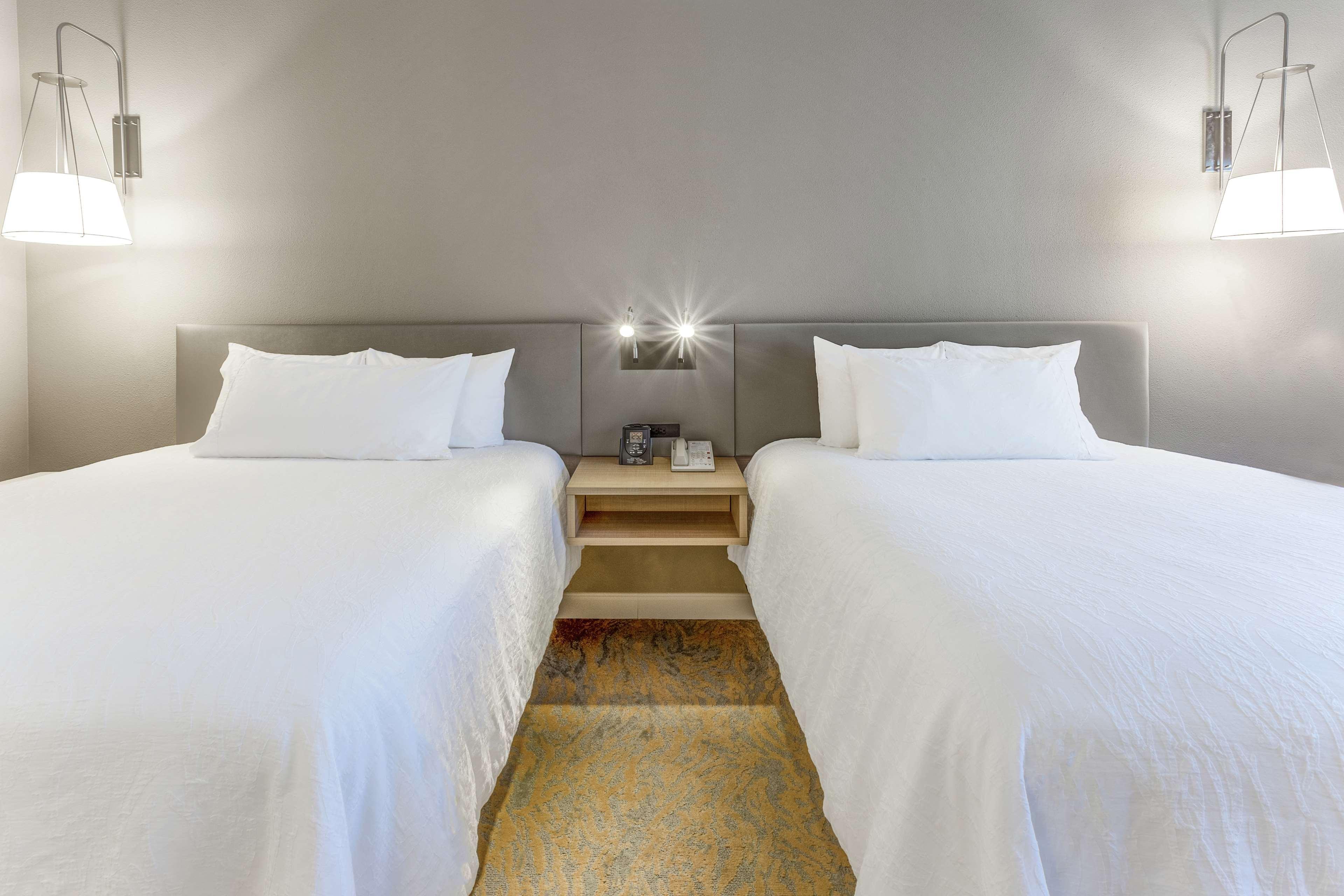 Hilton Garden Inn Saint Charles Exteriör bild