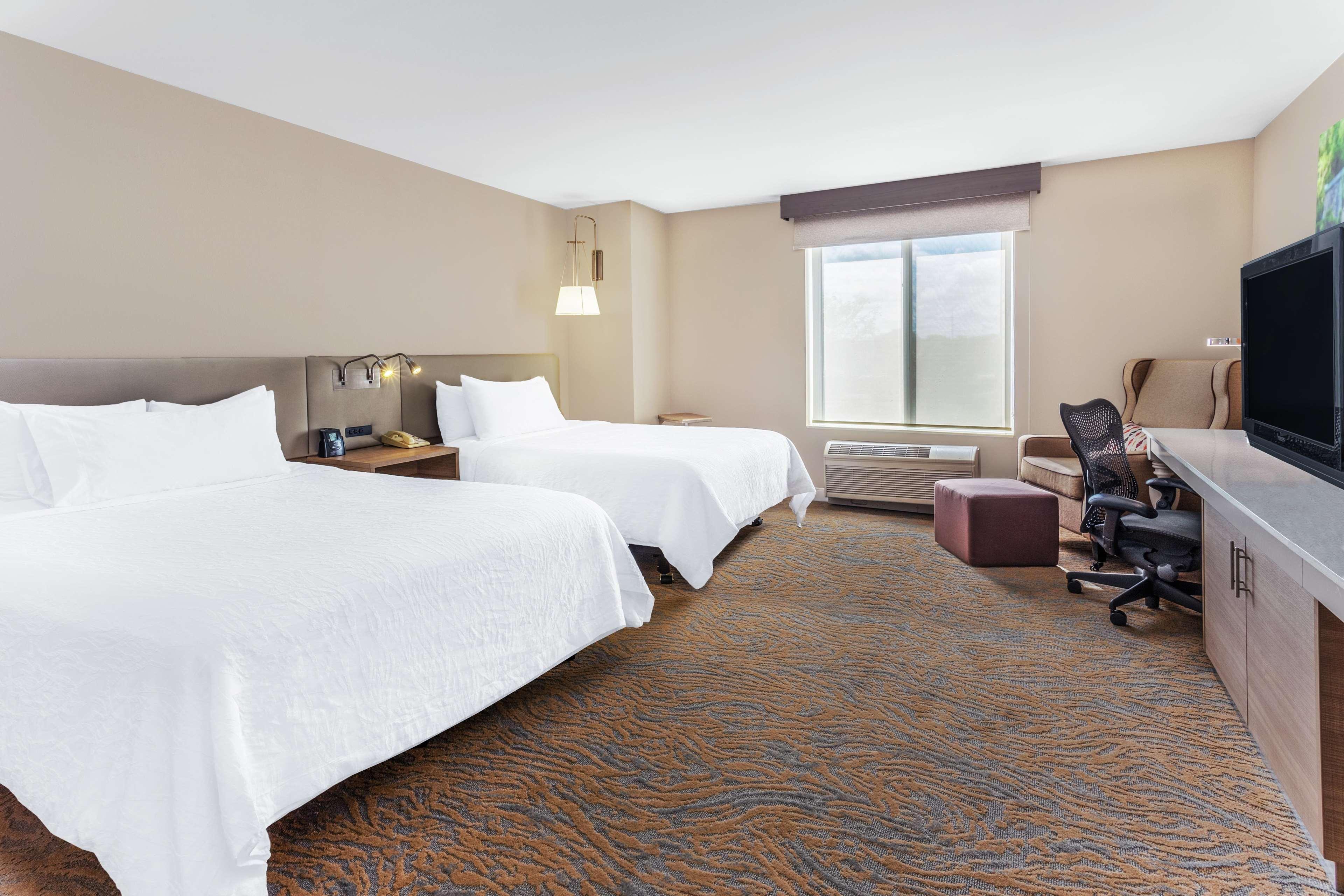 Hilton Garden Inn Saint Charles Exteriör bild