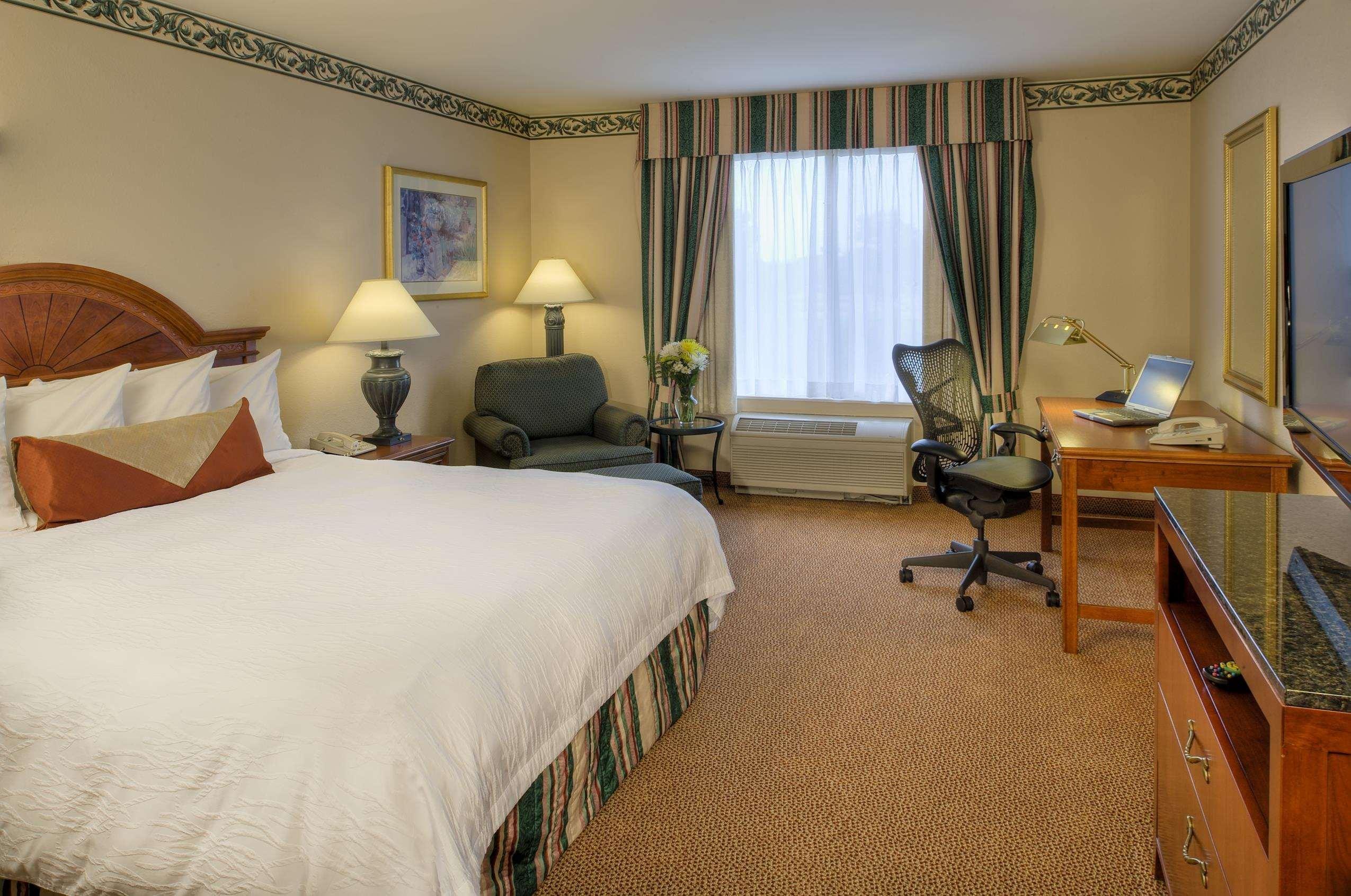 Hilton Garden Inn Saint Charles Exteriör bild
