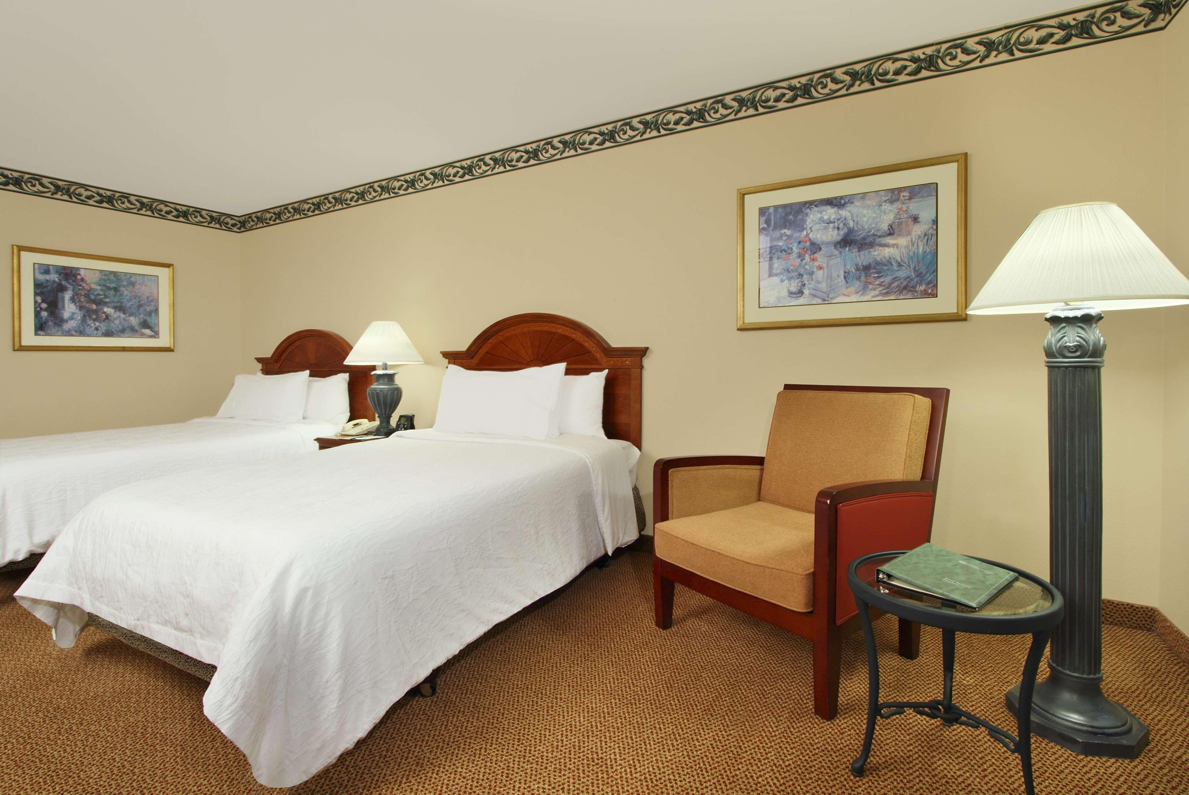 Hilton Garden Inn Saint Charles Exteriör bild