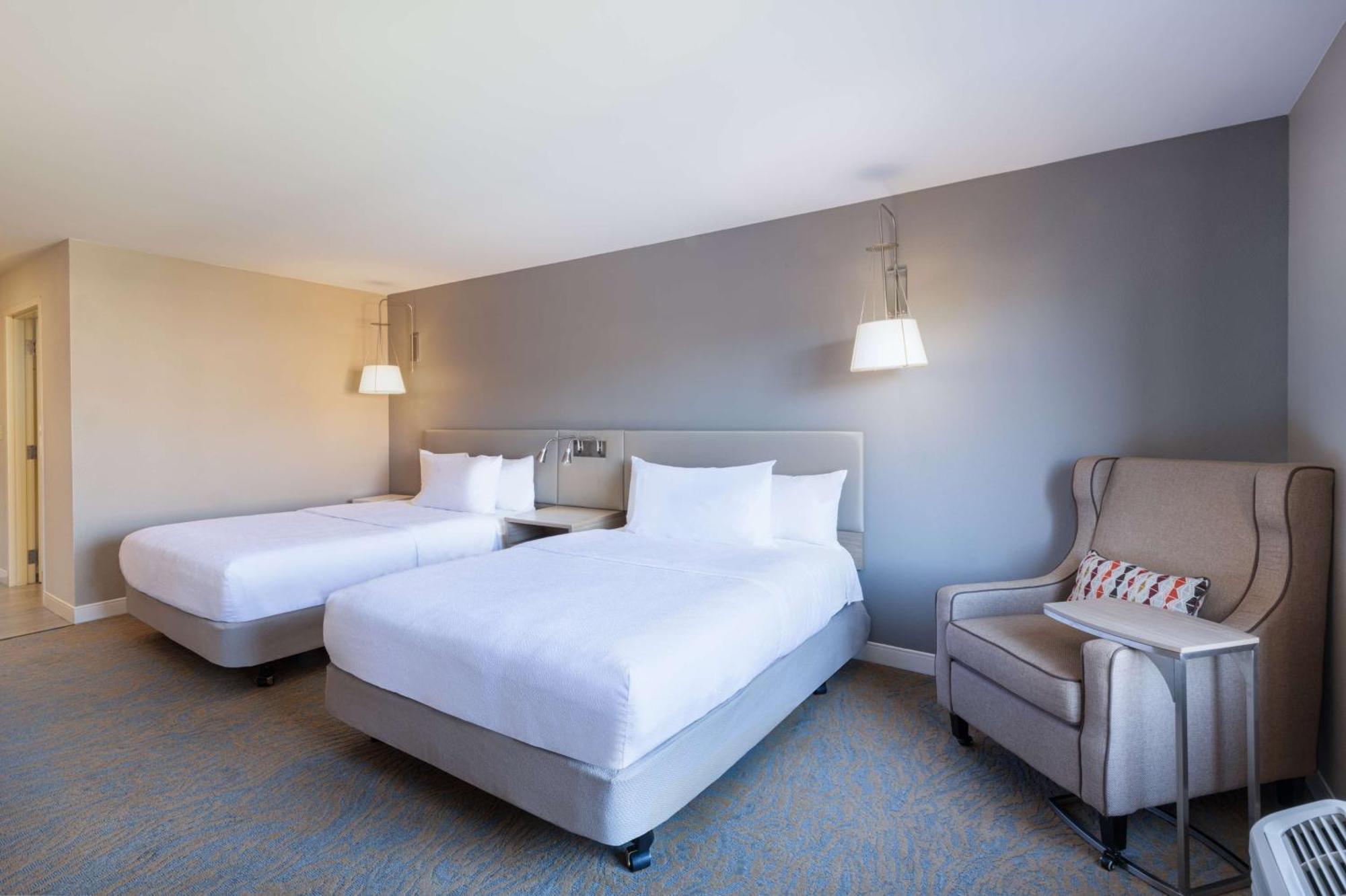 Hilton Garden Inn Saint Charles Exteriör bild