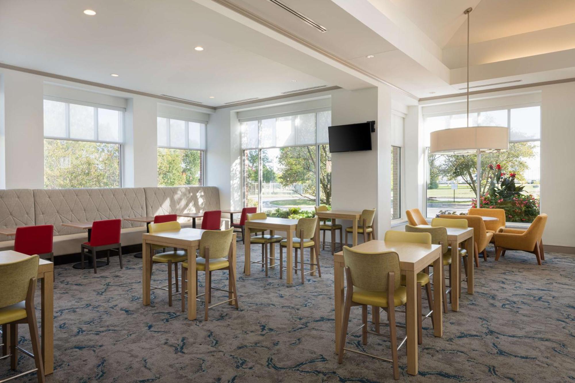 Hilton Garden Inn Saint Charles Exteriör bild
