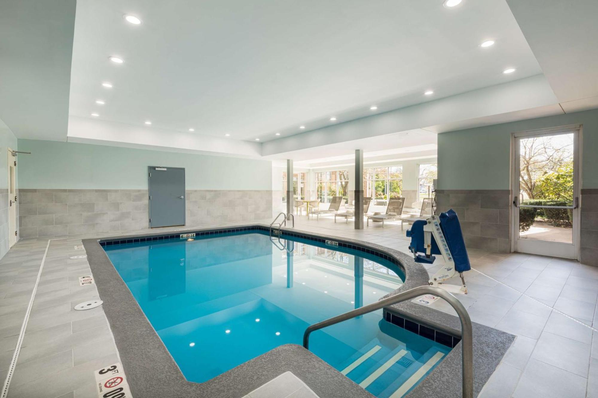 Hilton Garden Inn Saint Charles Exteriör bild