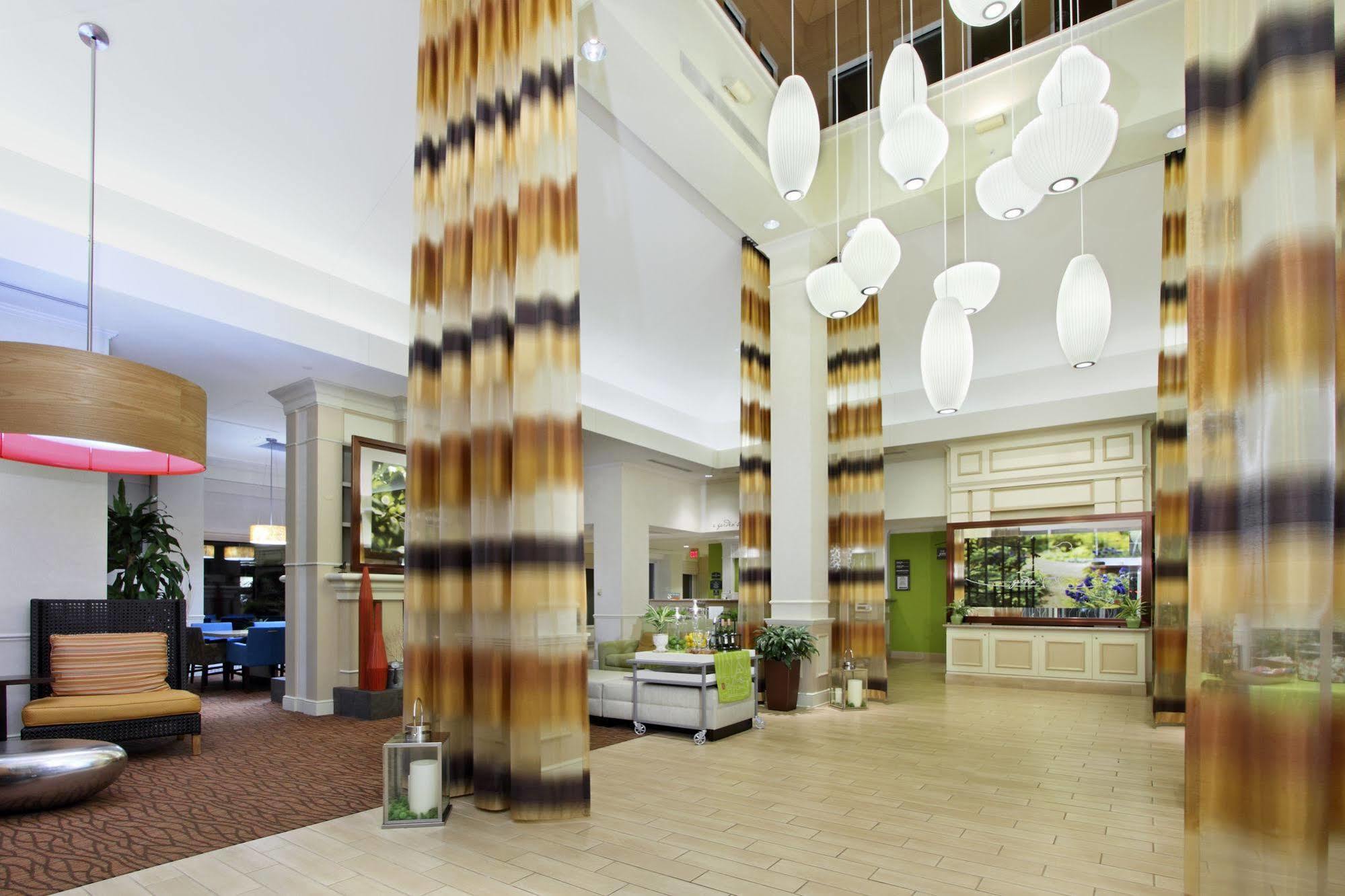 Hilton Garden Inn Saint Charles Exteriör bild