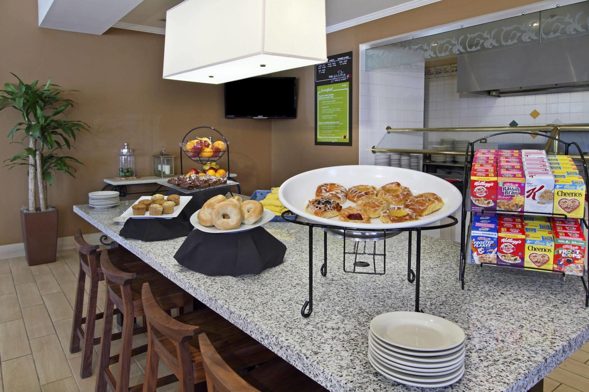 Hilton Garden Inn Saint Charles Exteriör bild